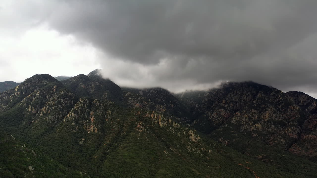 vista espectacular del pico del cañón de madera bajo un cielo nublado en el condado de santa cruz, arizona, estados unidos