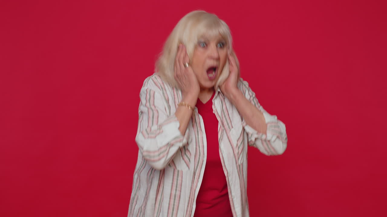 mujer asustada temerosa, cubriendo los oídos, cumpliendo con su propia fobia, evidencia evento de horror, gritando fuerte