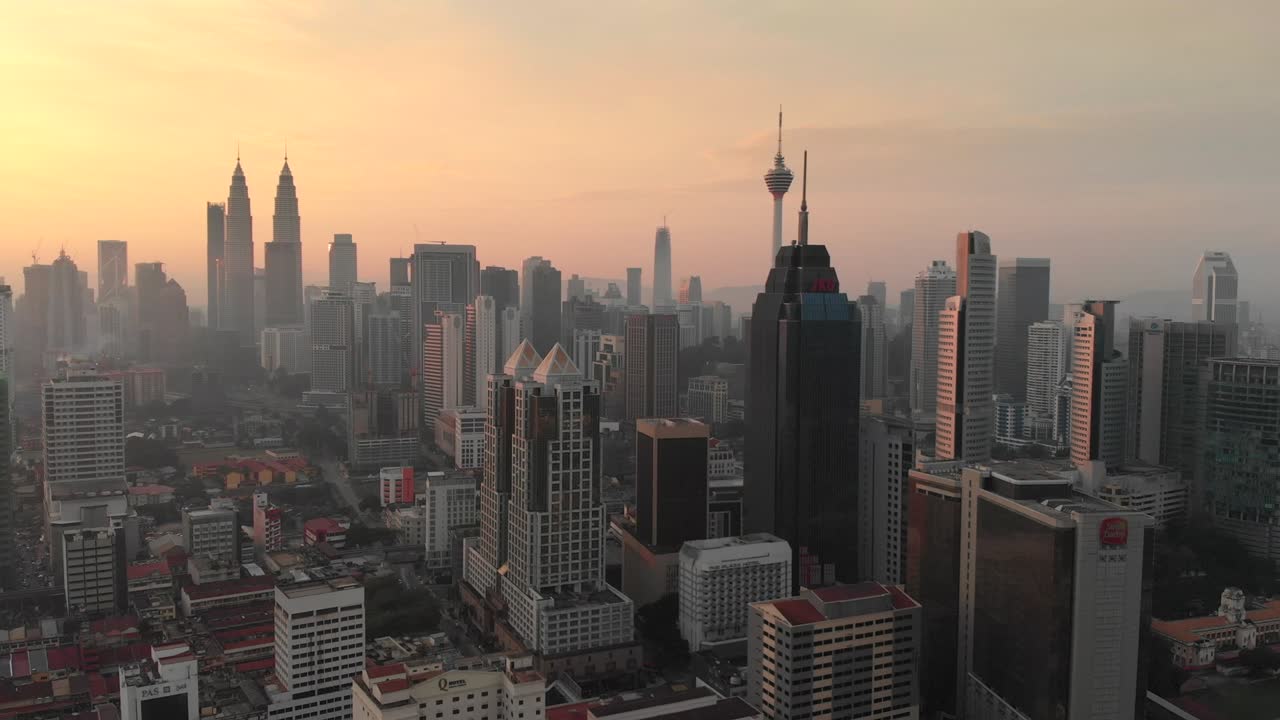 Vista aerea dello skyline della città di Kuala Lumpur all'alba a Kuala Lumpur, Malesia.