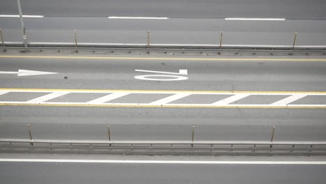 autopista con coches y carriles de tráfico