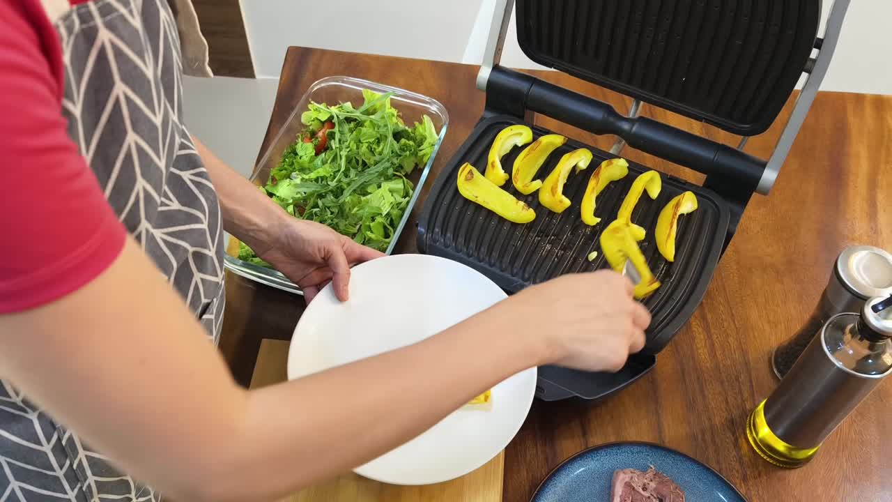Cooking yellow bell pepper