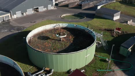 tanque de estiércol líquido lleno de lodo vista aérea
