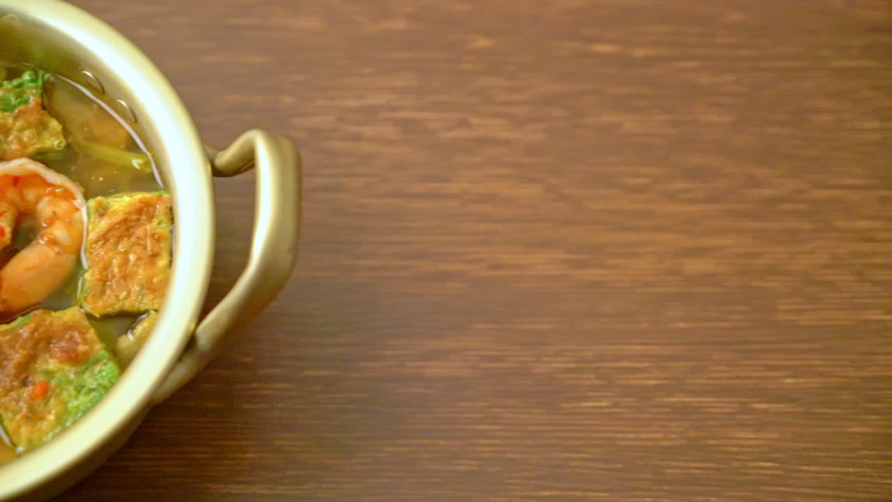 sopa agria hecha de pasta de tamarindo con gambas y tortilla de verduras - estilo de comida asiática