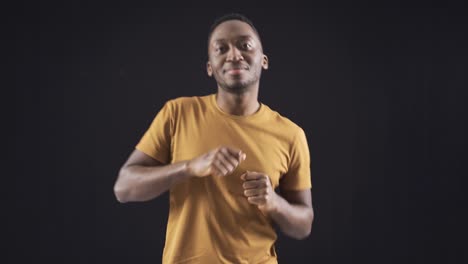 un joven africano divertido y alegre bailando.