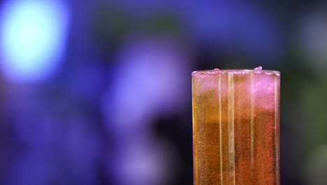 cubos de hielo reales cayendo en un vaso con jugo