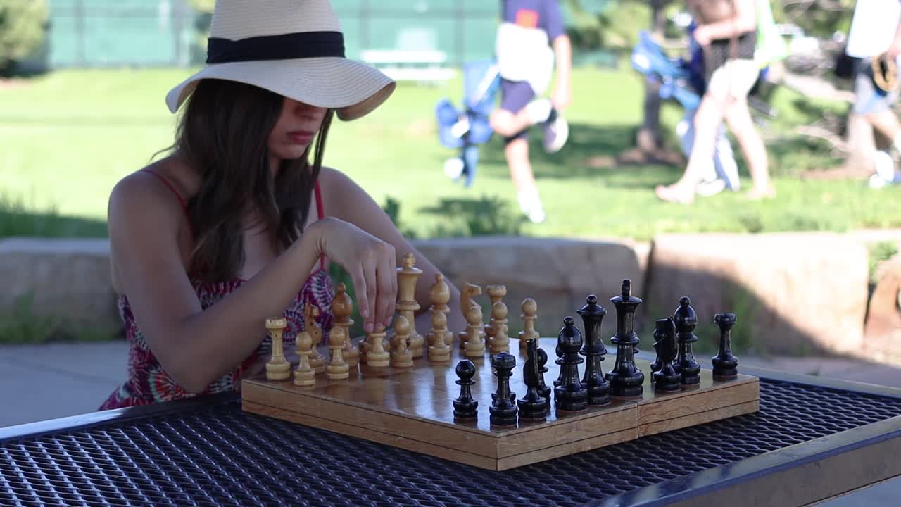 una mujer hace un movimiento estratégico