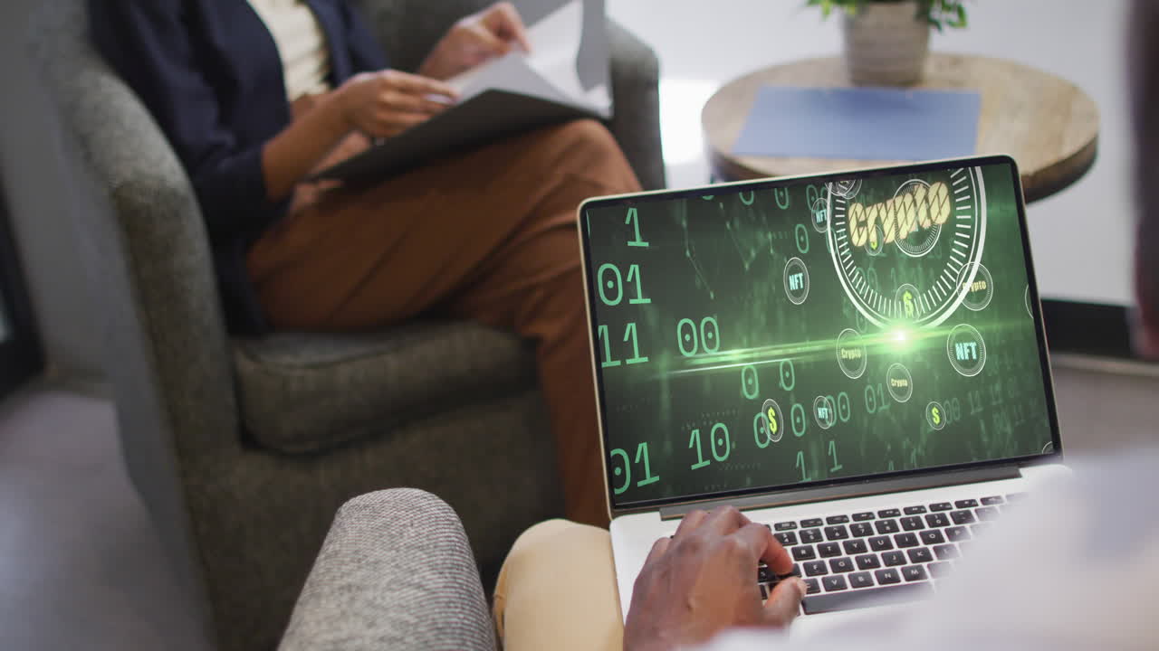 hombre de negocios afroamericano usando una computadora portátil para llamadas de video con procesamiento de datos