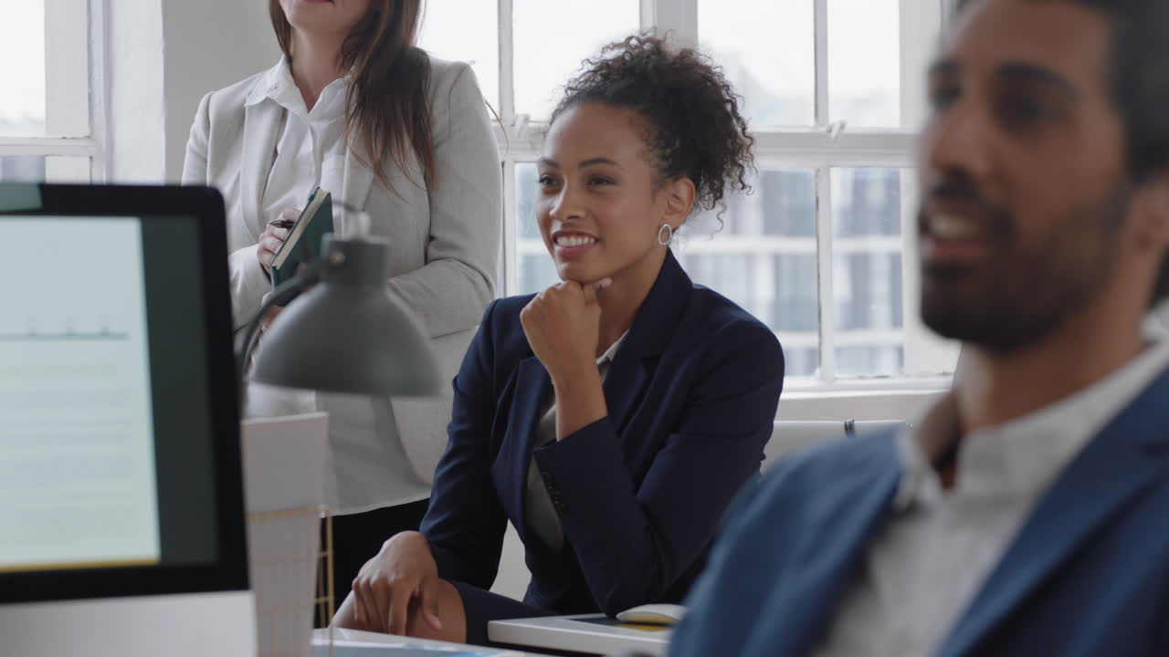 mulher de negócios de raça mista a partilhar ideias no escritório, a reunir a equipa corporativa, a fazer brainstorming de ideias para um projecto na sala de reuniões.