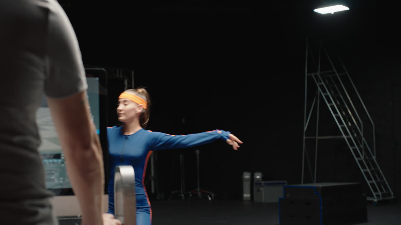 женщина в костюме захвата движения танцует в студии балетная танцовщица девушка в костюме mo-cap для 3d-анимации персонажей для технологии виртуальной реальности