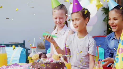 celebrando la fiesta de cumpleaños, los niños sonriendo con animación de confeti