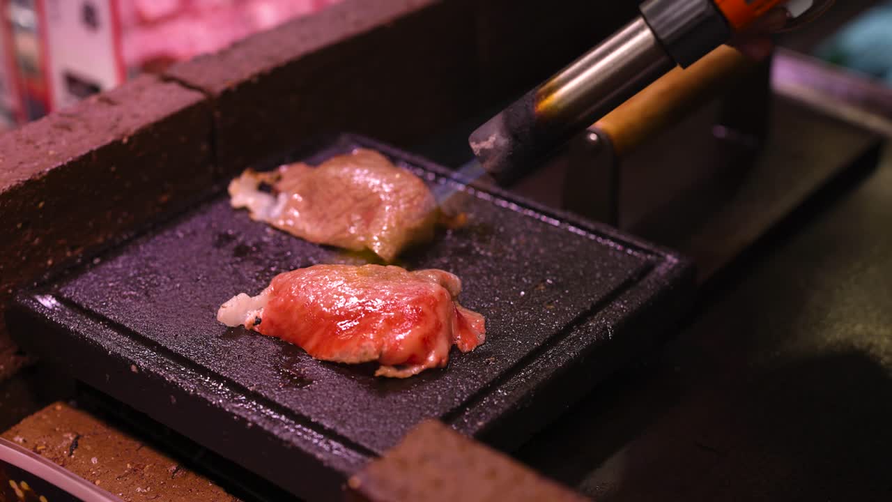 스테이크 가 맛있게 조리 되고 뜨거운 접시 에서 조리 되고 있다