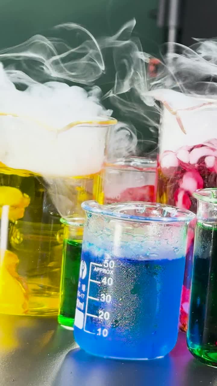 copas con líquidos de colores y reacciones de hielo seco