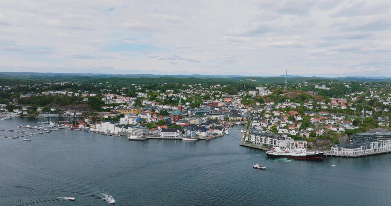 Veduta aerea della città costiera norvegese di Arendal con il porto al rallentatore che mostra gli edifici