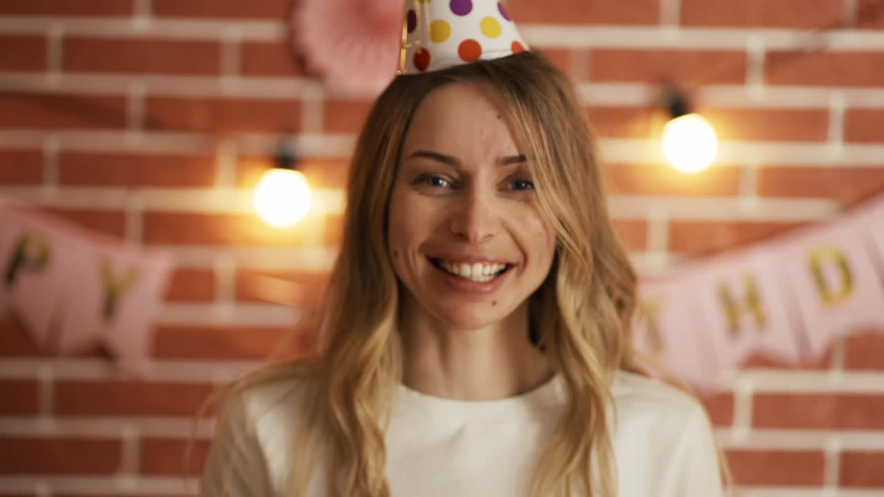 chica festiva gritar feliz cumpleaños en la cámara