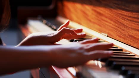 estudiante aprendiendo piano en la clase de música 4k