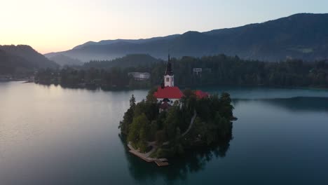lago bled, eslovenia - imágenes aéreas alrededor de la iglesia de peregrinación de la asunción de maría sobre el lago bled