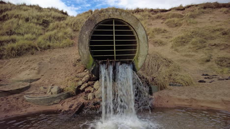 vista frontal de descarga de agua de alcantarilla