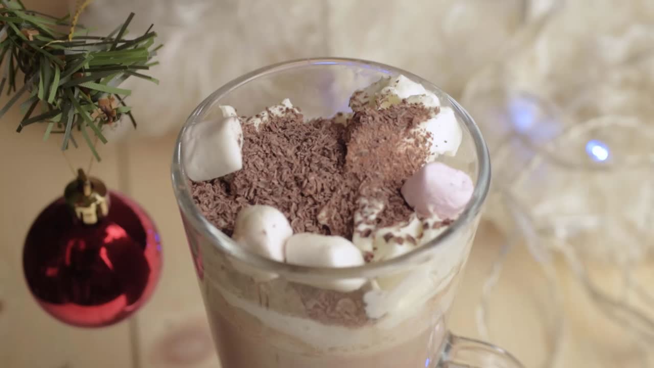 Marshmallow spolverati su cioccolata calda a Natale