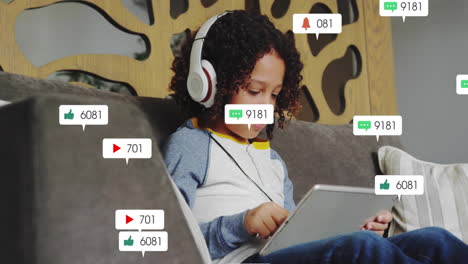 usando tableta, niño con auriculares rodeado de notificaciones de redes sociales animación