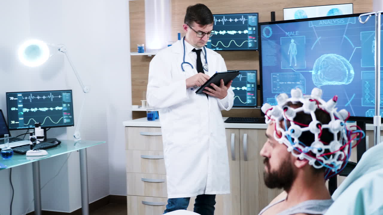 Medico in un centro di neuroscienze che utilizza tecnologia moderna.