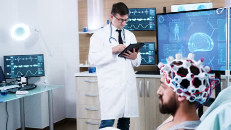 médico en un centro de neurociencia que utiliza tecnología moderna