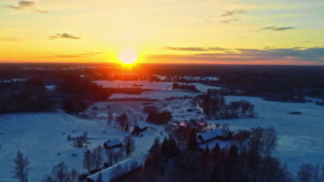 Pueblo-Rural-Nevado-Al-Atardecer-En-Invierno---Vista-Aérea-Deslizante