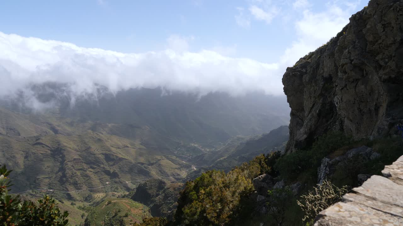 mirando hacia un valle exuberante con un hermoso paisaje nublado