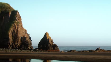 klippe und felsformation am strand von alaska