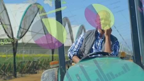animación del procesamiento de datos sobre un agricultor afroamericano hablando en un teléfono inteligente sentado en un tractor