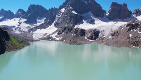 Beautiful-lake-surrounded-by-the-Himalayan-rocks-and-mountain-cones-in-lower-Himalayan-region