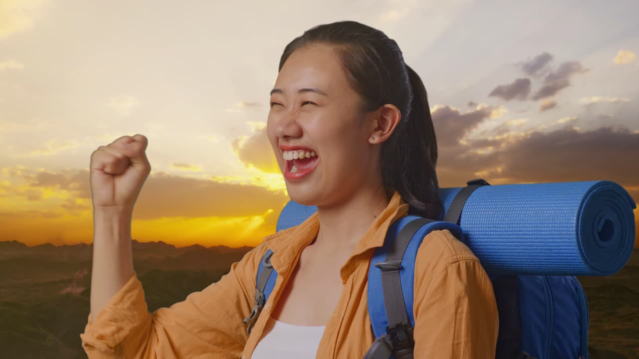 해가 지는 동안 산책하는 행복한 여자