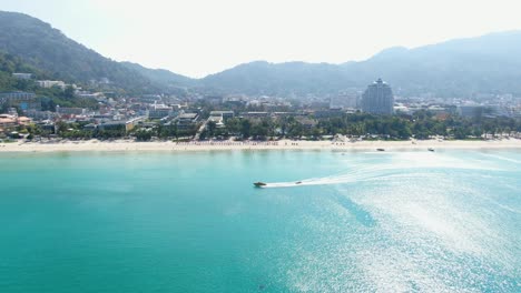 panorámica de vuelo de avión no tripulado de tiro ancho el fondo más hermoso de la playa de arena del mar hotel de playa dorada.