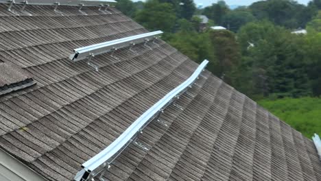 pistas metálicas para paneles solares en el techo de tejas de una casa residencial en ee.uu.