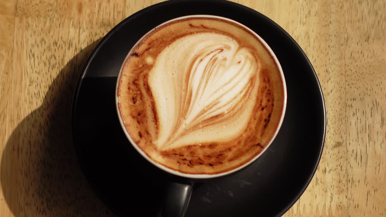 나무 테이블에 심장 라테 예술