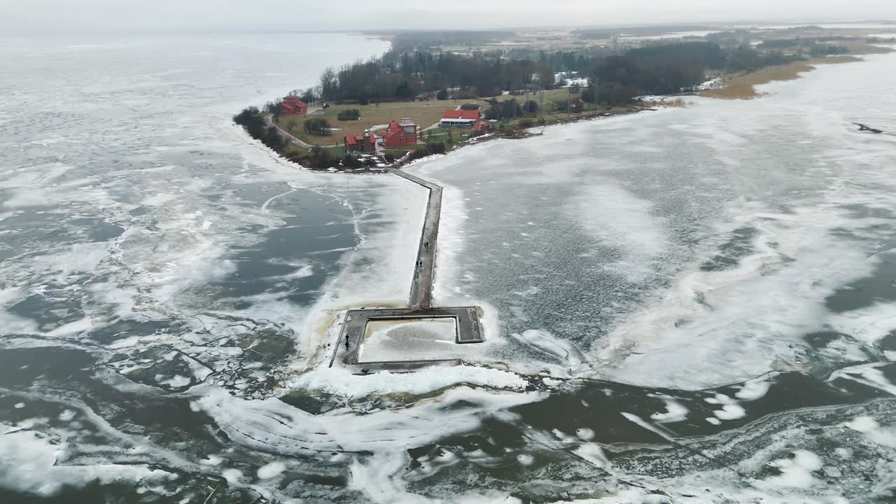 리투아니아의 벤테스 케이프와 얼어붙은 쿠로니아 호수 (lithuania's frozen curonian lagoon) 는 겨울에 등대와 함께 공중에서 볼 수 있다.