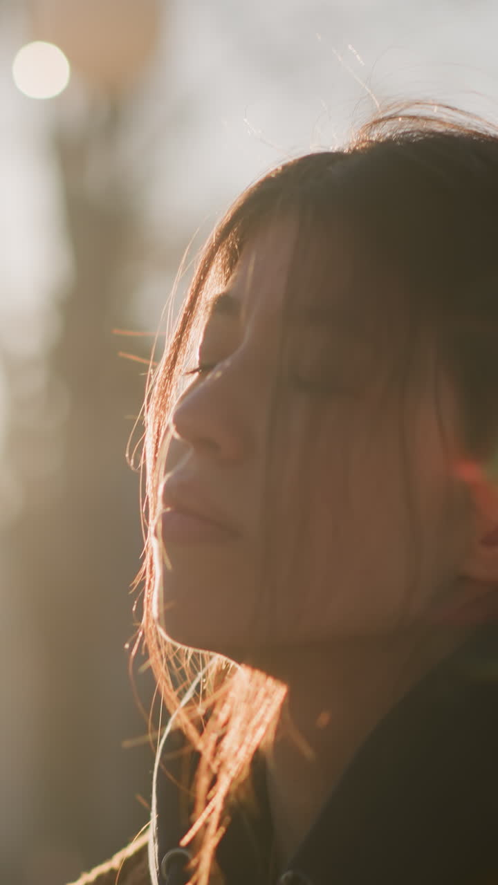 un primer plano de una chica caminando con el cabello cubriendo su cara, expresando un profundo sentido de dolor. la suave iluminación de fondo de la puesta de sol mejora la atmósfera emocional y reflexiva