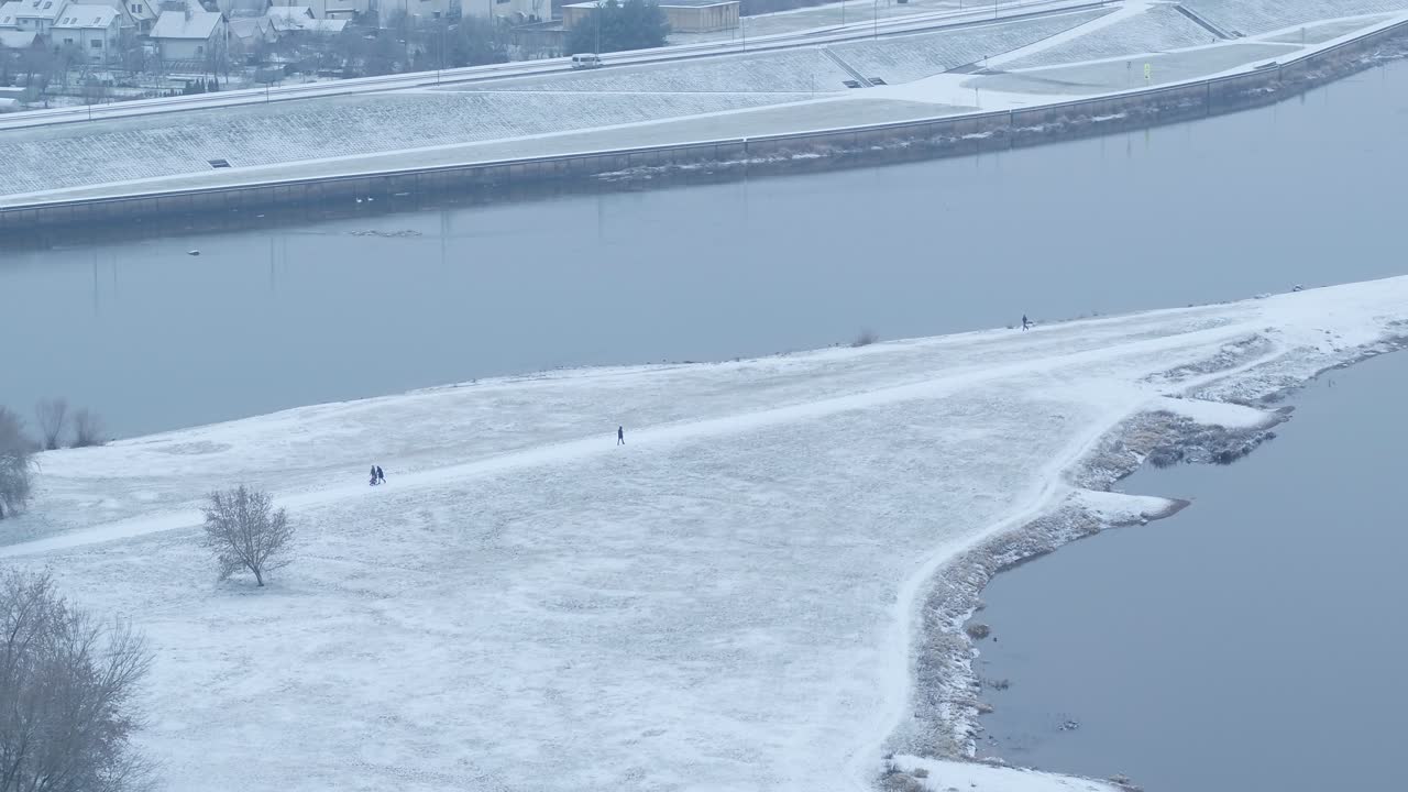 겨울 시간에 nemunas와 neris 합류의 조감도