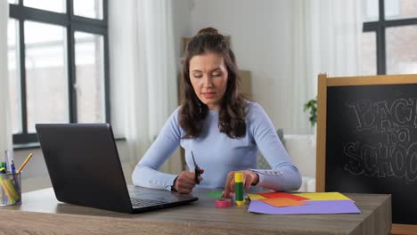 Lehrerin-Mit-Farben,-Die-Online-Kunstunterricht-Hat.-Fernunterricht,-Grundschule-Und-Unterrichtskonzept.-Lehrerin-Mit-Farben-Und-Einem-Bild-Eines-Regenbogens,-Die-Zu-Hause-Online-Kunstunterricht-Hat.