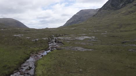 imágenes aéreas de drones de 4k vista de arriba hacia abajo sobre cascadas de arroyo en las tierras altas escocesas cerca de glencoe en escocia, reino unido