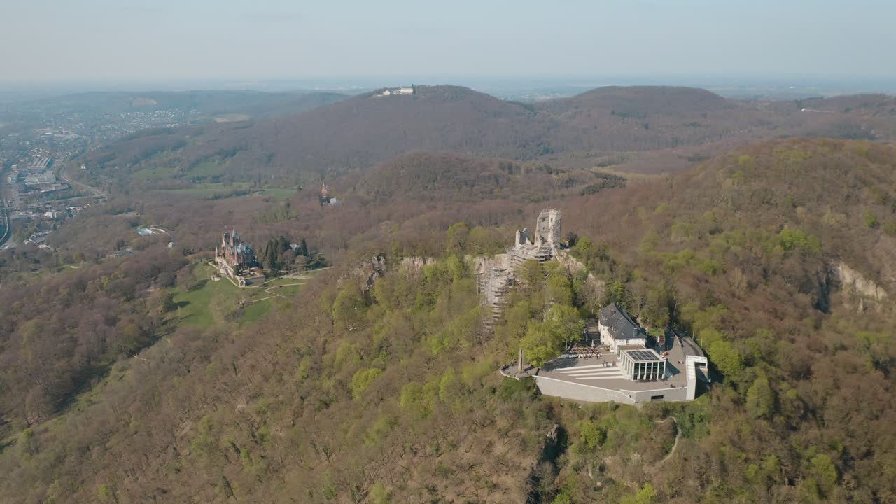 드론 - 드라첸부르크 성 및 본 근처의 라인 지벤게비르게 강이 있는 드라첸펠스의 공중 촬영 - 쾨니그스빈터
