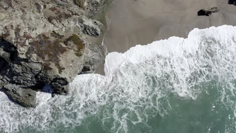 Vista-De-Arriba-Hacia-Abajo-Sobre-Las-Olas-Del-Océano-Rompiendo-En-La-Costa-De-Big-Sur,-California