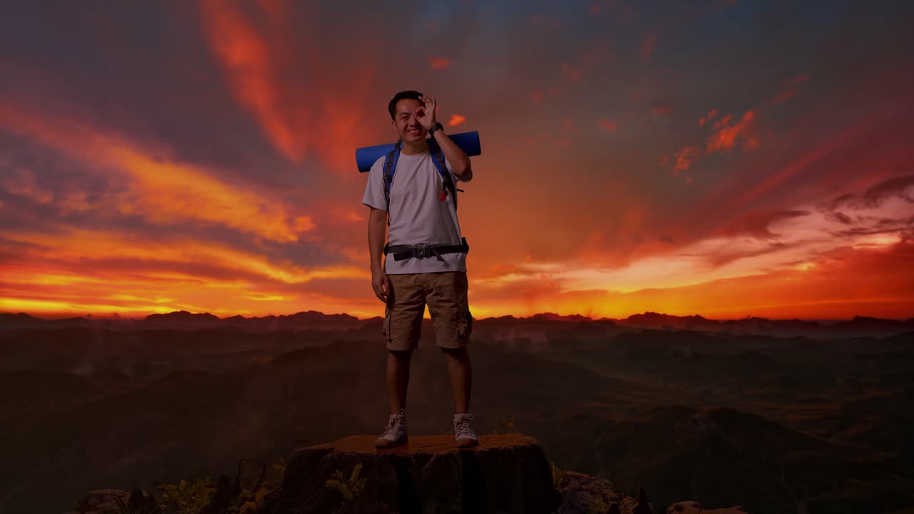 feliz viajero en la cima de la montaña al atardecer
