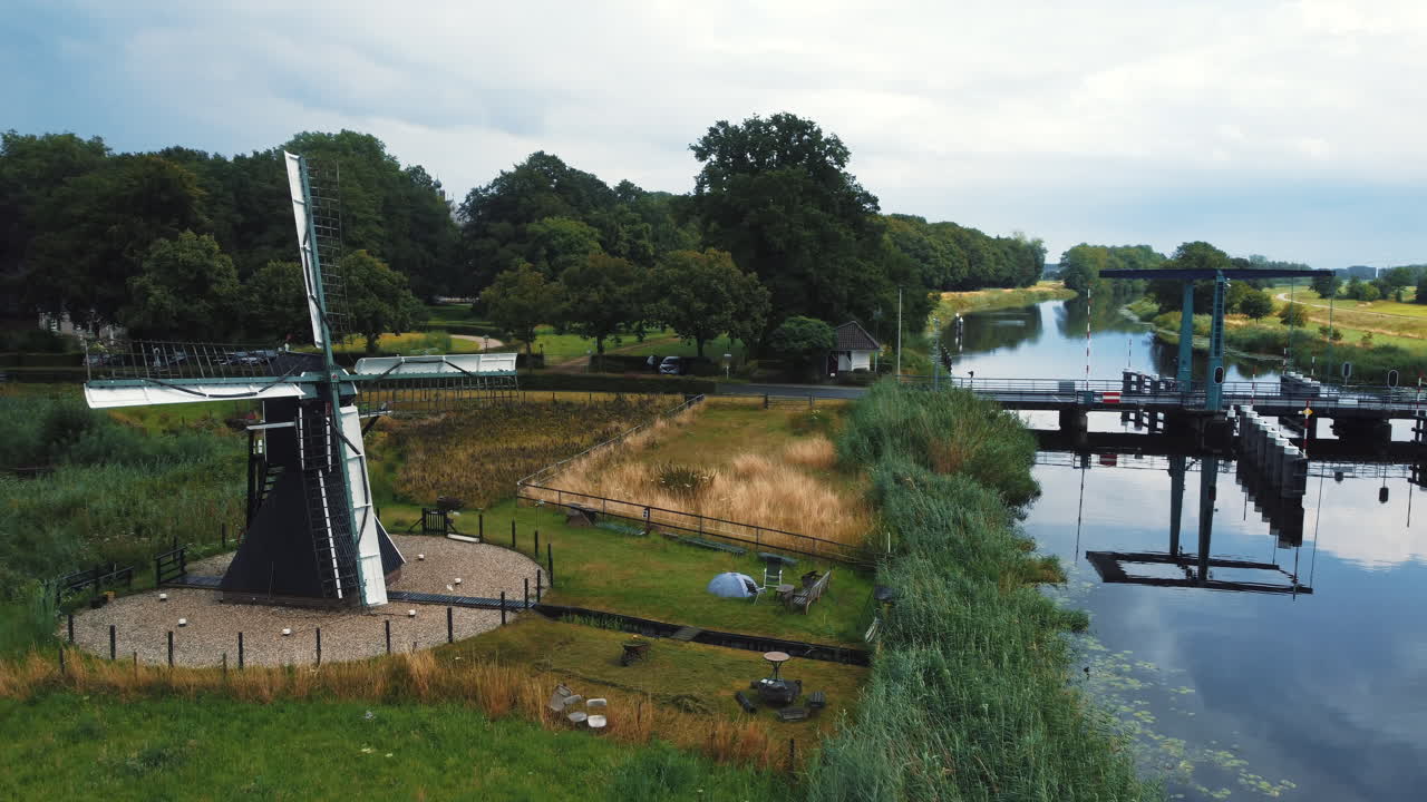 케펠 물방앗간: 아름다운 방앗간 궤도의 공중 전망과 강을 건너는 인근 다리