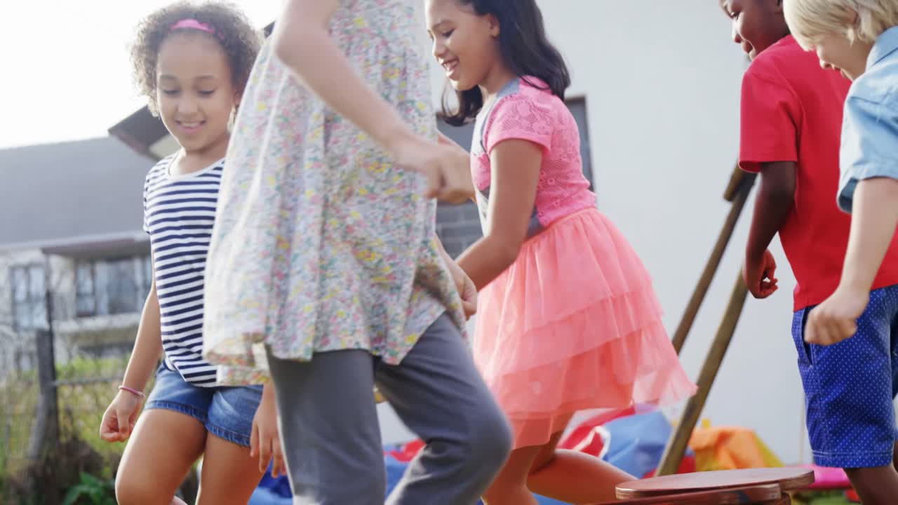 grupo de amigos felices jugando a la silla musical 4k