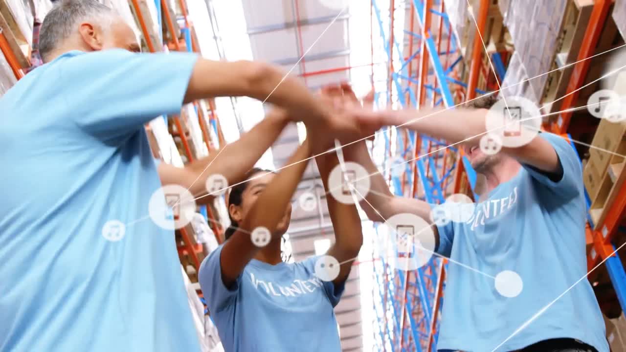 창고에서 손을 쌓고 있는 직장 동료들 위에 아이콘으로 연결된 네트워크의 애니메이션