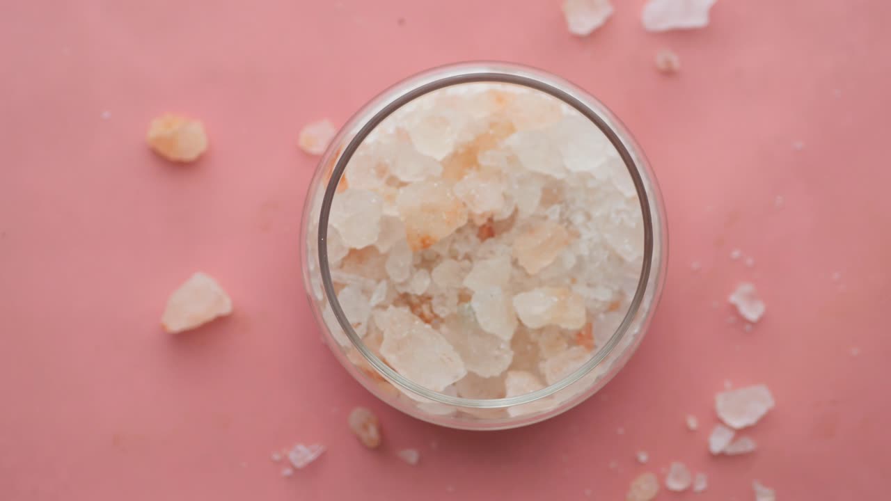 탁자 위의 그릇에 분홍색 암염 클로즈업