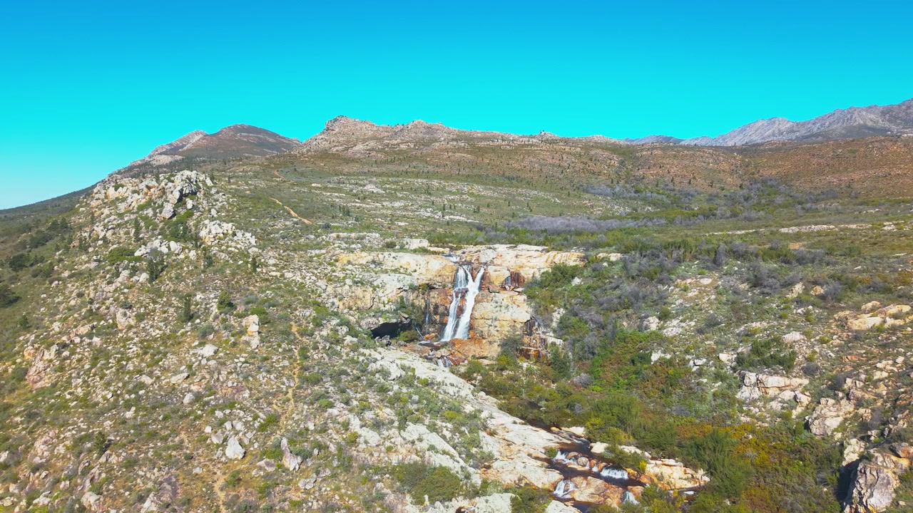 Vandfald i en dal i Western Cape, uden for Cape Town, Sydafrika.