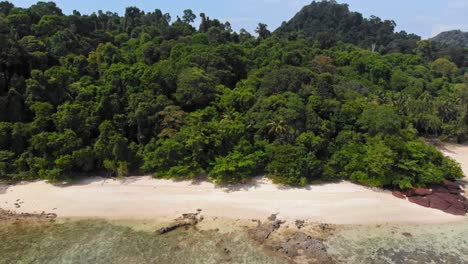 Toma-Aérea-De-La-Hermosa-Isla-Tropical-En-El-Mar-De-Andaman-En-Tailandia---Koh-Kradan