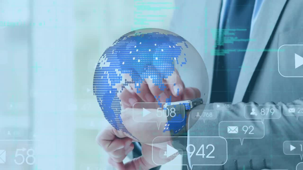 데이터 처리 및 소셜 미디어 음성 거품의 애니메이션 스마트워치를 확인하는 사람