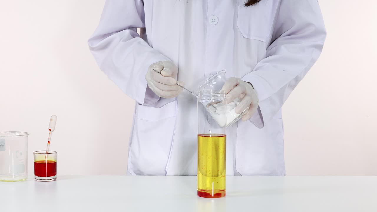 과학자 들 은 용암 램프 실험 을 위해 재료 를 준비 하고 있다